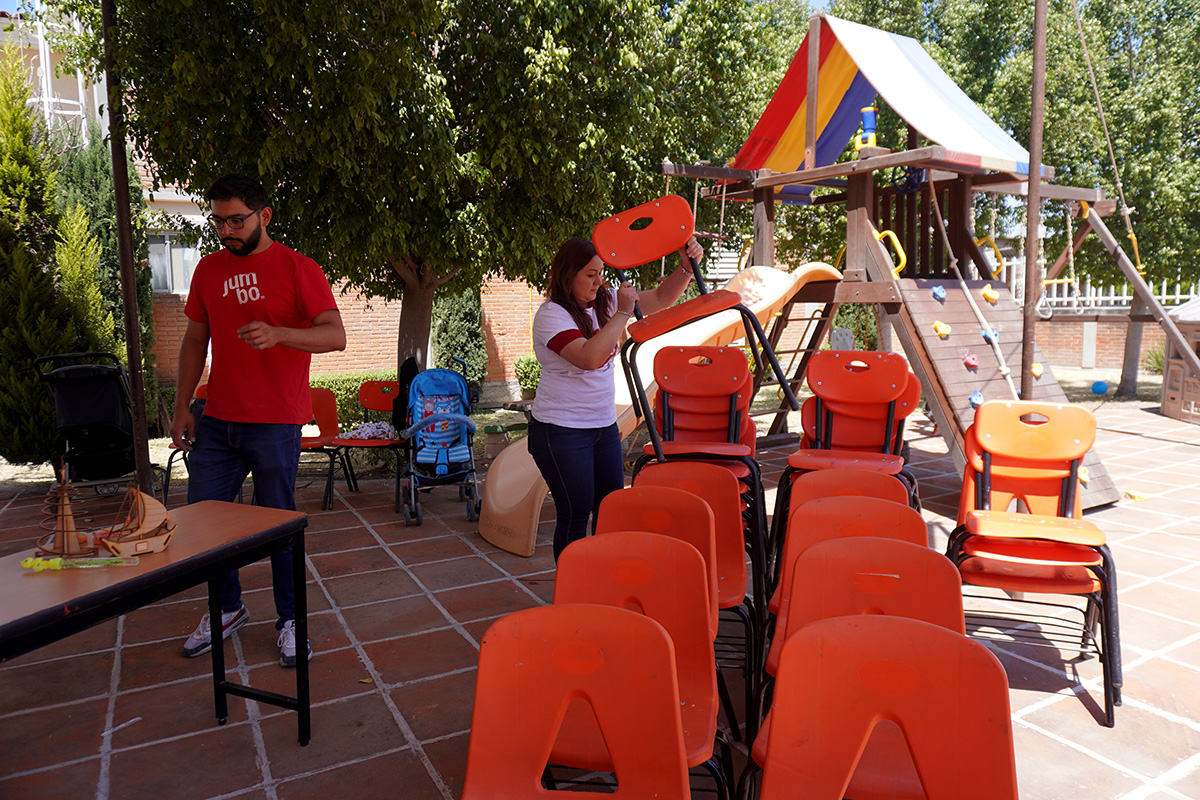 Colaboradores de Productos Jumbo ayudan a la organización del mobiliario para el evento